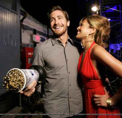 Eva Mendes and Jake Gyllenhaal at the 2006 MTV Movie Awards Eva Mendes and Jake Gyllenhaal at the 2006 MTV Movie Awards
